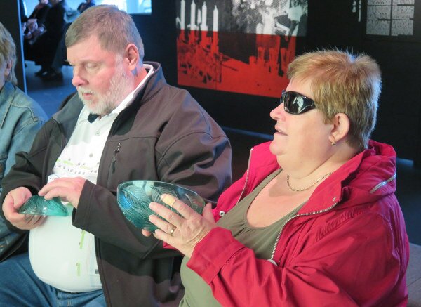 Visiteurs du musée Lalique, en pleine découverte sensorielle de la collection du musée.